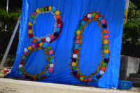８０