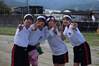 ３